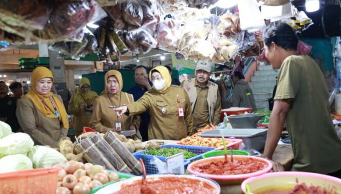 
 Wakil Bupati (Wabup) Tangerang, Intan Nurul Hikmah saat melakukan monitoring pemantauan ketersediaan dan harga berbagai komoditi pokok di Pasar Kelapa Dua. Foto: ist