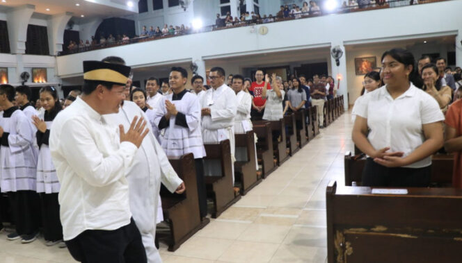 
 Sekretaris Daerah Kabupaten Tangerang Moch. Maesyal Rasyid saat lakukan kunjungan monitoring pelaksanaan misa malam Paskah di Gereja St. Odilia Citra Raya, Kecamatan Panongan. Foto: ist