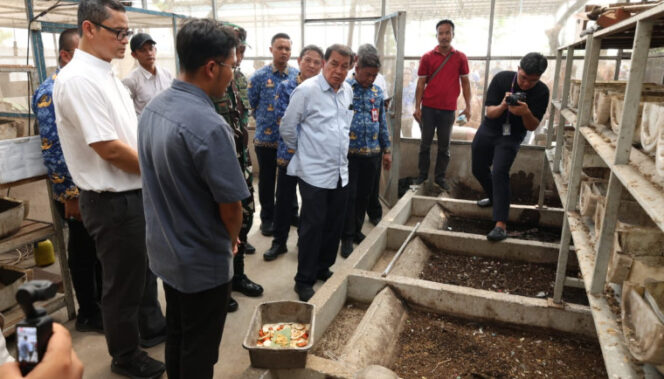 
 Bupati Tangerang, Moch. Maesyal Rasyid saat meninjau lokasi TPS 3R milik Pengembang Suvarna Sutera di Kecamatan Sindangjaya. Foto: ist