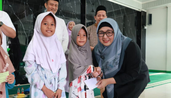 
 Wakil Bupati (Wabup) Tangerang, Intan Nurul Hikmah menghadiri sekaligus menyerahkan santunan kepada 115 anak yatim dan piatu di Yayasan Baitul Yatama Masjid Jami Sabilal Muhtadin, Kecamatan Pegedangan. Foto: ist