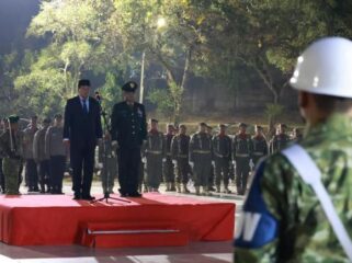 Bupati Tangerang, Moch. Maesyal Rasyid bertindak sebagai inspektur upacara (Irup) kehormatan pada acara renungan suci dalam rangka peringatan HUT ke-81 Proklamasi Kemerdekaan Republik Indonesia di Taman Makam Pahlawan (TMP) Raden Arya Wangsakara, Kecamatan Pagedangan. Foto: Ist