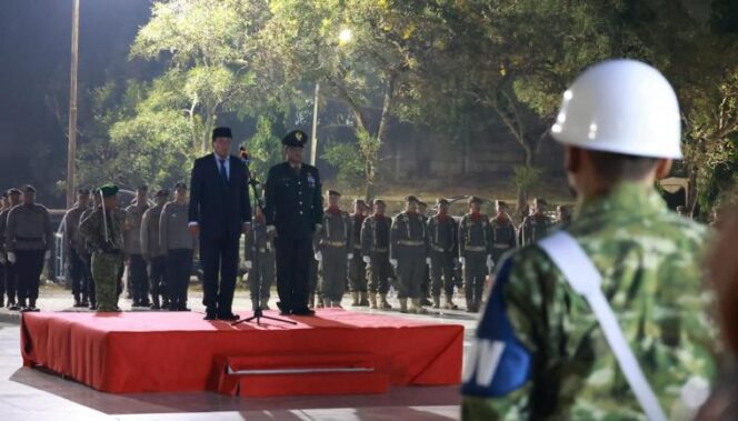 
 Bupati Tangerang, Moch. Maesyal Rasyid bertindak sebagai inspektur upacara (Irup) kehormatan pada acara renungan suci dalam rangka peringatan HUT ke-81 Proklamasi Kemerdekaan Republik Indonesia di Taman Makam Pahlawan (TMP) Raden Arya Wangsakara, Kecamatan Pagedangan. Foto: Ist
