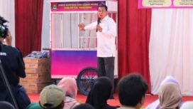 Bupati Tangerang Moch Maesyal Rasyidsecara simbolis menyerahkan hibah peralatan usaha berupa gerobak UMKM dan kompor gas kepada warga Kecamatan Pakuhaji, Teluknaga dan Kecamatan Kosambi. Foto: ist