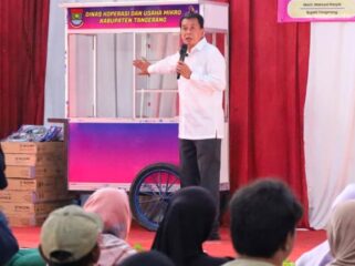 Bupati Tangerang Moch Maesyal Rasyidsecara simbolis menyerahkan hibah peralatan usaha berupa gerobak UMKM dan kompor gas kepada warga Kecamatan Pakuhaji, Teluknaga dan Kecamatan Kosambi. Foto: ist
