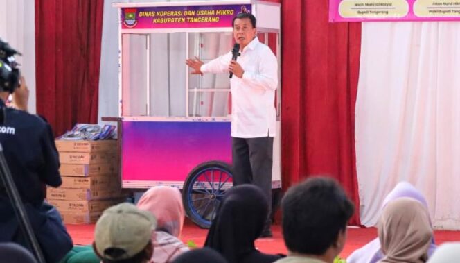 
 Bupati Tangerang Moch Maesyal Rasyidsecara simbolis menyerahkan hibah peralatan usaha berupa gerobak UMKM dan kompor gas kepada warga Kecamatan Pakuhaji, Teluknaga dan Kecamatan Kosambi. Foto: ist