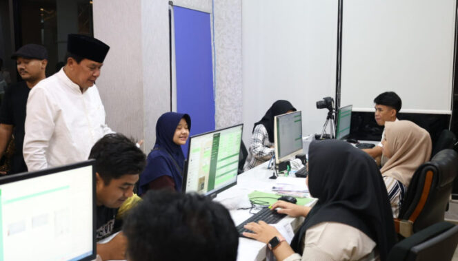 
 Bupati Tangerang Moch Maesyal Rasyid saat meninjau langsung pelayanan administrasi kependudukan pada malam hari di Kecamatan Curug. Foto: ist