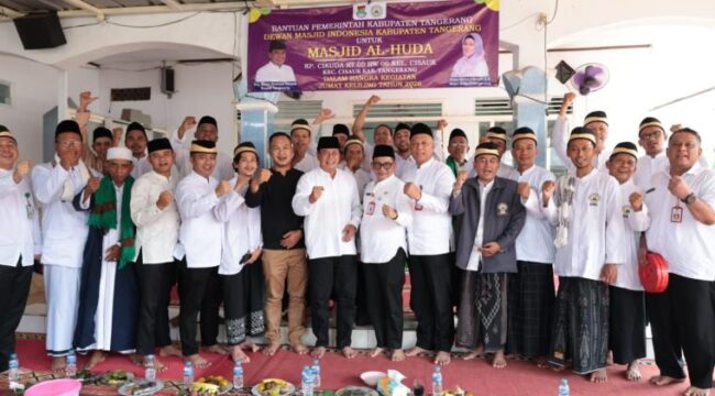 Bupati Tangerang Moch. Maesyal Rasyid saat  kegiatan Jum’at Keliling (Jumling) Pemerintah Kabupaten Tangerang di Masjid Al-Huda Cikuda, Kecamatan Cisauk. Foto: ist