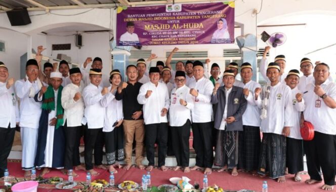 
 Bupati Tangerang Moch. Maesyal Rasyid saat  kegiatan Jum’at Keliling (Jumling) Pemerintah Kabupaten Tangerang di Masjid Al-Huda Cikuda, Kecamatan Cisauk. Foto: ist