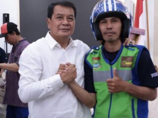 Bupati Tangerang Moch Maesyal Rasyid dan Pengemudi Ojek Online. Foto: Ist