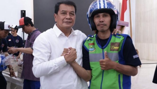 
 Bupati Tangerang Moch Maesyal Rasyid dan Pengemudi Ojek Online. Foto: Ist