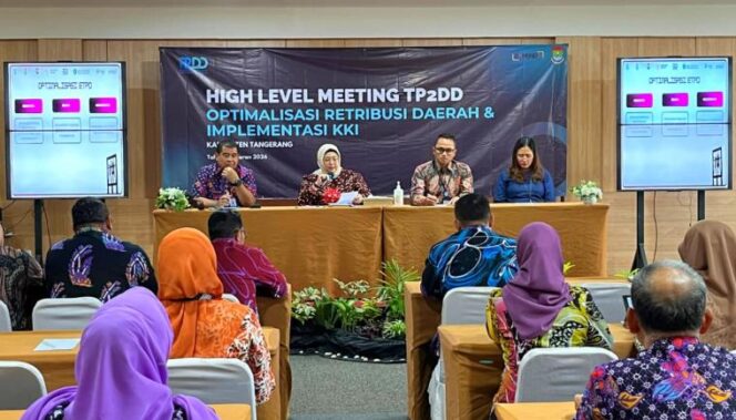 
 Wakil Bupati (Wabup) Tangerang Intan Nurul Hikmah saat membuka kegiatan High Level Meeting Tim Percepatan dan Perluasan Digitalisasi Daerah (TP2DD) Kabupaten Tangerang. Kegiatan tersebut digelar di Hotel Lemo. Foto: ist