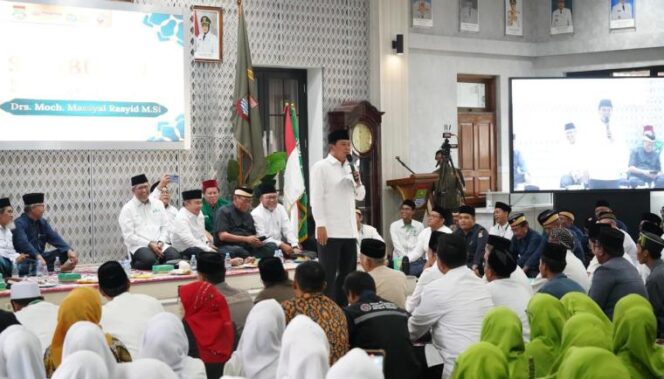 
 Bupati Tangerang Moch Maesyal Rasyid saat Buka Khotmil Qur'an 30 Juz, Zikir, Istigasah, serta Doa Bersama di Pendopo Bupati Tangerang. Foto: Ist