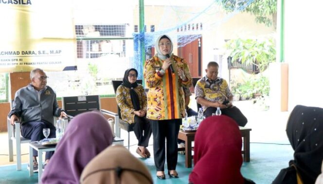 
 Wakil Bupati (Wabup) Tangerang, Intan Nurul Hikmah saat menghadiri Silaturahmi dan Sosialisasi Penguatan Ideologi Pancasila di GSG RW. 10 Perum Graha Pesona Citra Raya Kec Panongan. Foto: ist