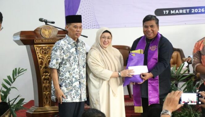 
 Wakil Bupati (Wabup) Tangerang, Intan Nurul Hikmah saat menghadiri kegiatan silaturahmi dan buka puasa bersama tokoh masyarakat lintas agama yang mengambil tema Bersatu Merawat Keberagaman. Acara tersebut digelar di Masjid Lippo Karawaci. Foto: ist