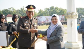 Wakil Bupati Tangerang, Intan Nurul Hikmah, menghadiri Upacara Peringatan Hari Bhayangkara ke-80 yang digelar di Lapangan Raden Arya Yudha Negara, Tigaraksa. Foto: ist
