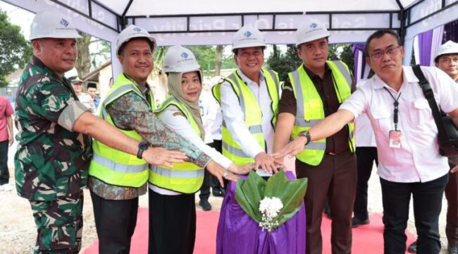 Bupati Tangerang Moch. Maesyal Rasyid secara simbolis melakukan peletakan batu pertama pembangunan fasilitas kesehatan tersebut bersama jajaran manajemen RSUD Balaraja, Foto: Ist