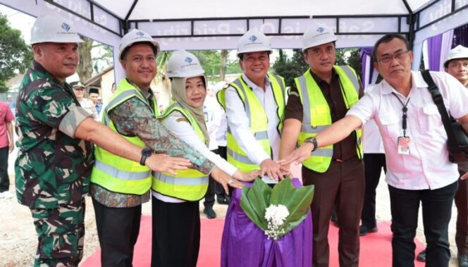 
 Bupati Tangerang Moch. Maesyal Rasyid secara simbolis melakukan peletakan batu pertama pembangunan fasilitas kesehatan tersebut bersama jajaran manajemen RSUD Balaraja, Foto: Ist