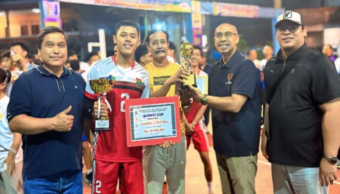 
 Tim Voli Putra Kecamatan Kelapa Dua Juara Turnamen Bola Voli Bupati Cup 2025. Foto: ist
