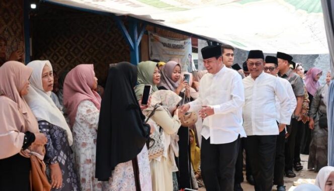 
 Bupati Tangerang, Moch. Maesyal Rasyid saat menghadiri acara halal bi halal Forum Komunikasi Majelis Taklim (FKMT) Kec. Kosambi yang digelar di Majelis Taklim Nurul Islam,l. Foto: ist