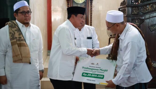 
 Bupati Tangerang Moch Maesyal Rasyid menyerahkan Bantuan kepada Pengurus Masjid Almarwah Teluknaga Saat Jum'at Keliling. Foto: ist