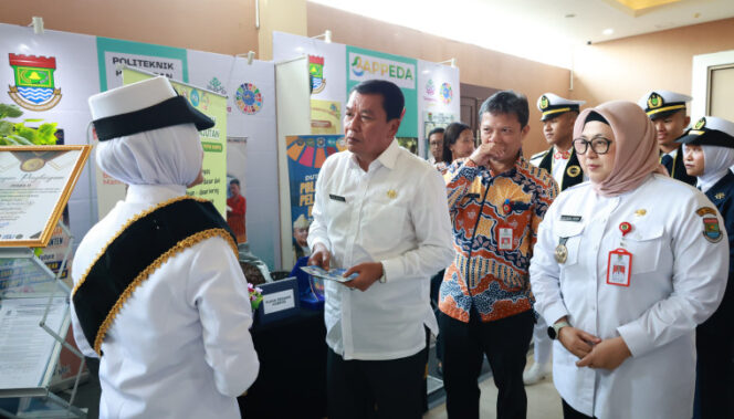 
 Bupati Tangerang Moch Maesyal Rasyid dan Wakil Bupati Tangerang Intan Nurul Hikmah saat menghadiri Sarasehan Sustainable Development Goals (SDGs) di Hotel Yasmin, Kelurahan Binong, Kecamatan Curug. Foto: ist