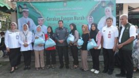 Bupati Tangerang Moch. Maesyal Rasyid saat bagikan 2.000 paket sembako murah dalam kegiatan Gerakan Pangan Murah (GPM). Foto: ist 