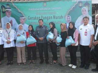 Bupati Tangerang Moch. Maesyal Rasyid saat bagikan 2.000 paket sembako murah dalam kegiatan Gerakan Pangan Murah (GPM). Foto: ist 