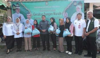 Bupati Tangerang Moch. Maesyal Rasyid saat bagikan 2.000 paket sembako murah dalam kegiatan Gerakan Pangan Murah (GPM). Foto: ist 