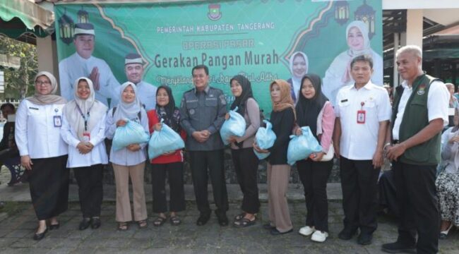 Bupati Tangerang Moch. Maesyal Rasyid saat bagikan 2.000 paket sembako murah dalam kegiatan Gerakan Pangan Murah (GPM). Foto: ist 