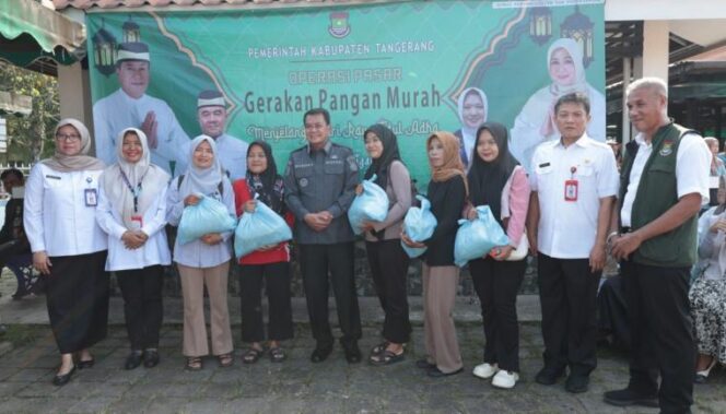 
 Bupati Tangerang Moch. Maesyal Rasyid saat bagikan 2.000 paket sembako murah dalam kegiatan Gerakan Pangan Murah (GPM). Foto: ist 