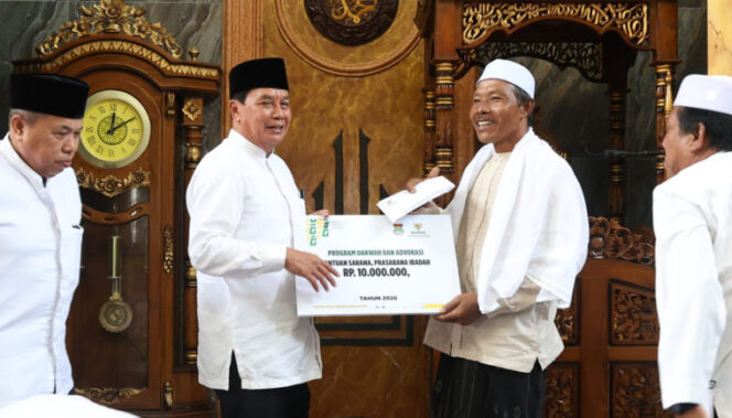 
 Bupati Tangerang Moch Maesyal Rasyid saat Jumat Keliling (Jumling) bersama masyarakat di Masjid Baiturrohman, Kampung Kedung, Kecamatan Gunung Kaler. Foto: ist