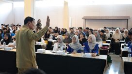 Bupati Tangerang Moch Maesyal Rasyid saat memberikan pembekalan beasiswa perguruan tinggi kepada sebanyak 1.075 mahasiswa. Foto: Ist