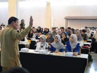 Bupati Tangerang Moch Maesyal Rasyid saat memberikan pembekalan beasiswa perguruan tinggi kepada sebanyak 1.075 mahasiswa. Foto: Ist