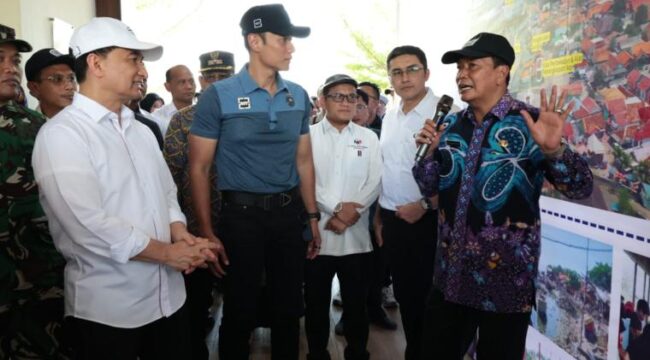 Bupati Tangerang Moch Maesyal Rasyid saat memaparkan Kawasan Terintegrasi di Kawasan Pesisir Tangerang kepada Menteri Koordinator Bidang Infrastruktur dan Pembangunan Kewilayahan Republik Indonesia, Agus Harimurti Yudhoyono (AHY). Foto: ist 