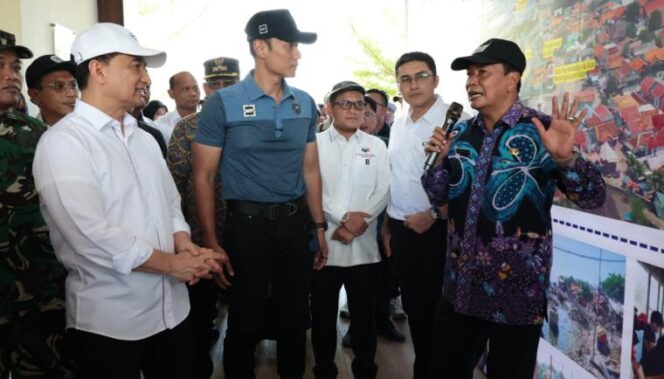 
 Bupati Tangerang Moch Maesyal Rasyid saat memaparkan Kawasan Terintegrasi di Kawasan Pesisir Tangerang kepada Menteri Koordinator Bidang Infrastruktur dan Pembangunan Kewilayahan Republik Indonesia, Agus Harimurti Yudhoyono (AHY). Foto: ist 