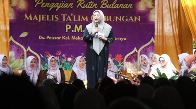 Wakil Bupati Tangerang, Intan Nurul Hikmah menghadiri pengajian bulanan Majlis Ta'lim gabungan Desa Peusar, Kelurahan Mekar Bakti dan sekitarnya di Masjid Hidayatul Mu'minin Peusar Kec. Panongan. Foto: ist