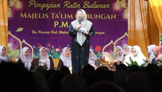 
 Wakil Bupati Tangerang, Intan Nurul Hikmah menghadiri pengajian bulanan Majlis Ta'lim gabungan Desa Peusar, Kelurahan Mekar Bakti dan sekitarnya di Masjid Hidayatul Mu'minin Peusar Kec. Panongan. Foto: ist