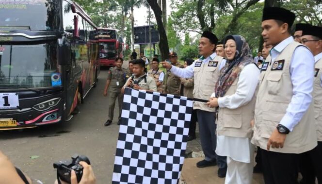 
 Wakil Bupati (Wabup) Tangerang, Intan Nurul Hikmah secara resmi melepas keberangkatan 382 jemaah calon haji Kabupaten Tangerang yang tergabung dalam Kloter 15 JKB Tahun 1447 Hijriah/2026 Masehi di Masjid Agung Al-Amjad, Tigaraksa. Foto: ist 