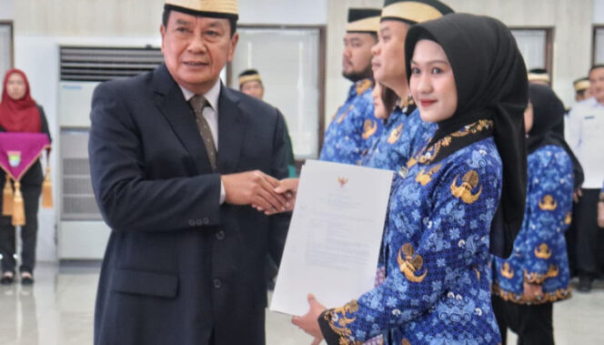 
 Bupati Tangerang Moch. Maesyal Rasyid saat melantik dan mengambil sumpah jabatan kepada 179 Aparatur Sipil Negara (ASN) di lingkungan Pemerintah Kabupaten Tangerang. Foto: ist