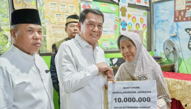 
 Bupati Tangerang Moch. Maesyal Rasyid saat menghadiri dan menyerahkan secara simbolis pendistribusian Zakat, Infak, dan Sedekah (ZIS) bersama Baznas Kabupaten Tangerang di MIN Pagedangan, Kecamatan Pagedangan. Foto: ist