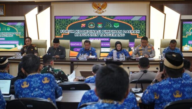 
 Bupati Tangerang Moch Maesyal Rasyid dan Wakil Bupati Tangerang Intan Nurul Hikmah saat Rapat Koordinasi (Rakor) bersama Forum Koordinasi Pimpinan Daerah (Forkopimda) di Ruang Rapat Wareng, Gedung Bupati Tangerang. Foto: ist