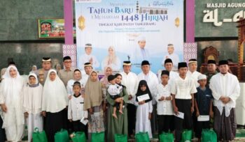 Bupati Tangerang Moch Maesyal Rasyid dan Wakil Bupati Tangerang Intan Nurul Hikmah saat menghadiri Peringatan Tahun Baru Islam 1448 Hijriah dan Pengajian Akbar Tingkat Kabupaten Tangerang, di Masjid Agung Al-Amjad. Foto: ist