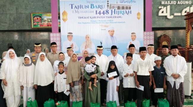Bupati Tangerang Moch Maesyal Rasyid dan Wakil Bupati Tangerang Intan Nurul Hikmah saat menghadiri Peringatan Tahun Baru Islam 1448 Hijriah dan Pengajian Akbar Tingkat Kabupaten Tangerang, di Masjid Agung Al-Amjad. Foto: ist