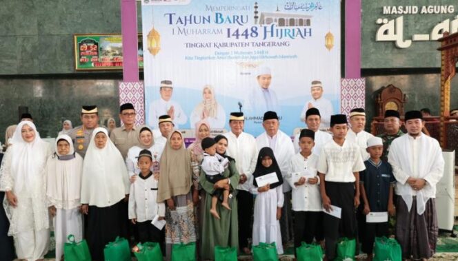 
 Bupati Tangerang Moch Maesyal Rasyid dan Wakil Bupati Tangerang Intan Nurul Hikmah saat menghadiri Peringatan Tahun Baru Islam 1448 Hijriah dan Pengajian Akbar Tingkat Kabupaten Tangerang, di Masjid Agung Al-Amjad. Foto: ist
