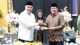 Bupati Tangerang, Moch. Maesyal Rasyid bersama Wakil Bupati (Wabup) Tangerang, Intan Nurul Hikmah dan Ketua Yayasan Ismet Iskandar saat Softlauncing Politeknik Ismet Iskandar Indonesia yang berlokasi di Kawasan Central Business Distrik (CBD) Kec. Karang Tengah Kota Tangerang. Foto: ist