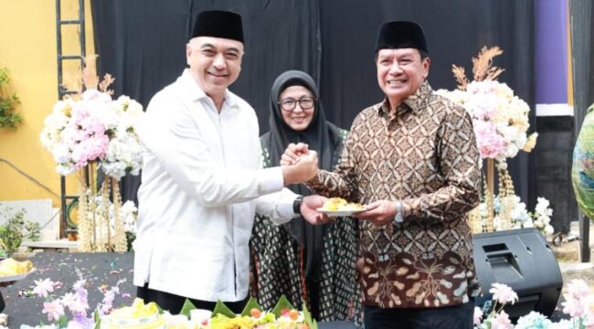Bupati Tangerang, Moch. Maesyal Rasyid bersama Wakil Bupati (Wabup) Tangerang, Intan Nurul Hikmah dan Ketua Yayasan Ismet Iskandar saat Softlauncing Politeknik Ismet Iskandar Indonesia yang berlokasi di Kawasan Central Business Distrik (CBD) Kec. Karang Tengah Kota Tangerang. Foto: ist