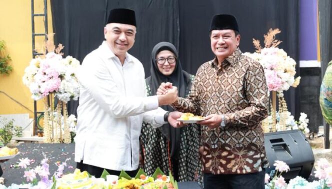 
 Bupati Tangerang, Moch. Maesyal Rasyid bersama Wakil Bupati (Wabup) Tangerang, Intan Nurul Hikmah dan Ketua Yayasan Ismet Iskandar saat Softlauncing Politeknik Ismet Iskandar Indonesia yang berlokasi di Kawasan Central Business Distrik (CBD) Kec. Karang Tengah Kota Tangerang. Foto: ist