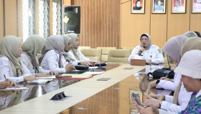 
 Wakil Bupati Tangerang Intan Nurul Hikmah saat membuka rapat informal antara Dinas Perpustakaan dan Arsip (Perpusip), Dinas Pendidikan dan Dinas Pemberdayaan Masyarakat dan Pemerintahan Desa (DPMPD) di Dinas Perpusip, Foto: ist