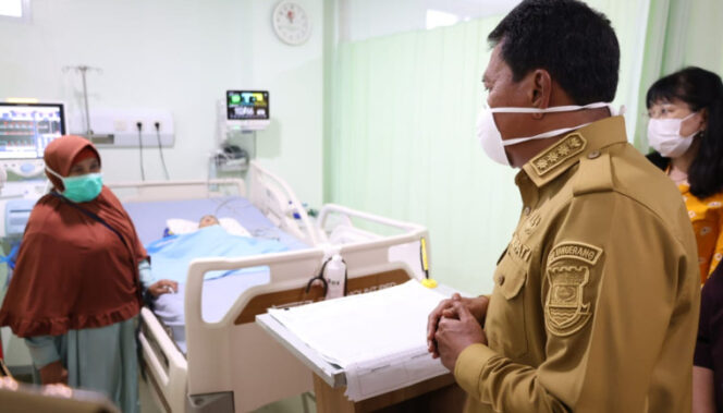 
 Bupati Tangerang Moch. Maesyal Rasyid saat mengunjungi bayi laki-laki (AY), berusia 5 bulan, asal Bukit Cikasungka, Kecamatan Solear, yang tengah menjalani perawatan intensif karena menderita Tuberkulosis (TBC) di RSUD Balaraja. Foto: ist