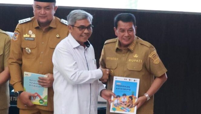 
 Ketua KPK Komjen Pol. (Purn) Setyo Budiyanto dan Bupati Tangerang, Moch. Maesyal Rasyid menghadiri peluncuran Buku Panduan dan Bahan Ajar Pendidikan Anti Korupsi. Foto: ist